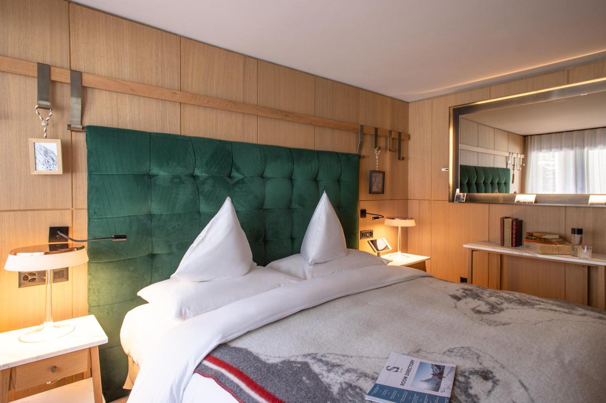 Schweizerhof Zermatt - A Small Luxury Hotel Стая снимка